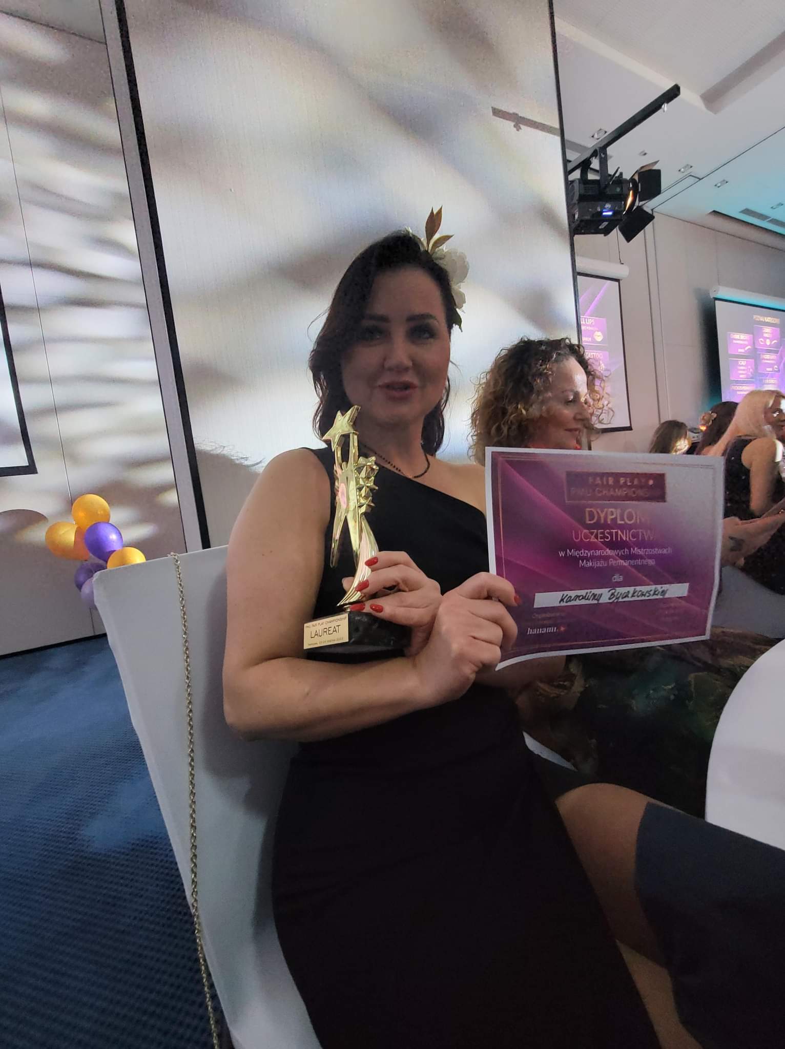 Karolina Byczkowska z nagrodą i dyplomem
